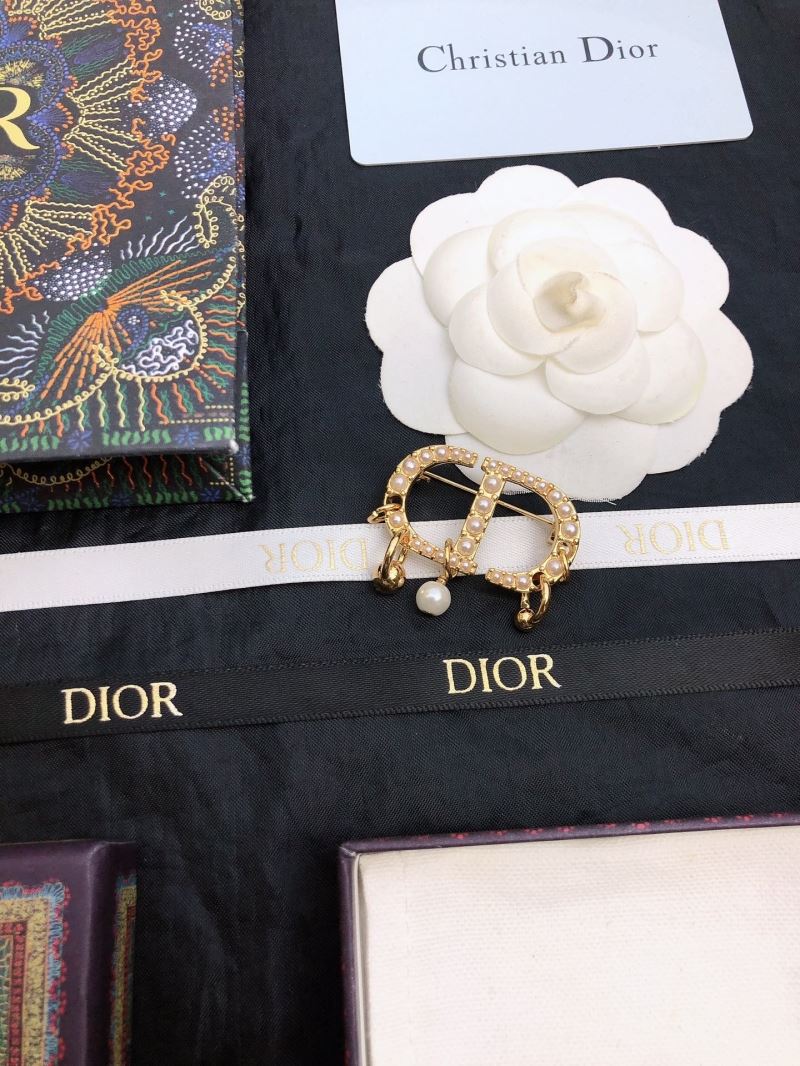chr1st1an D10r brooches